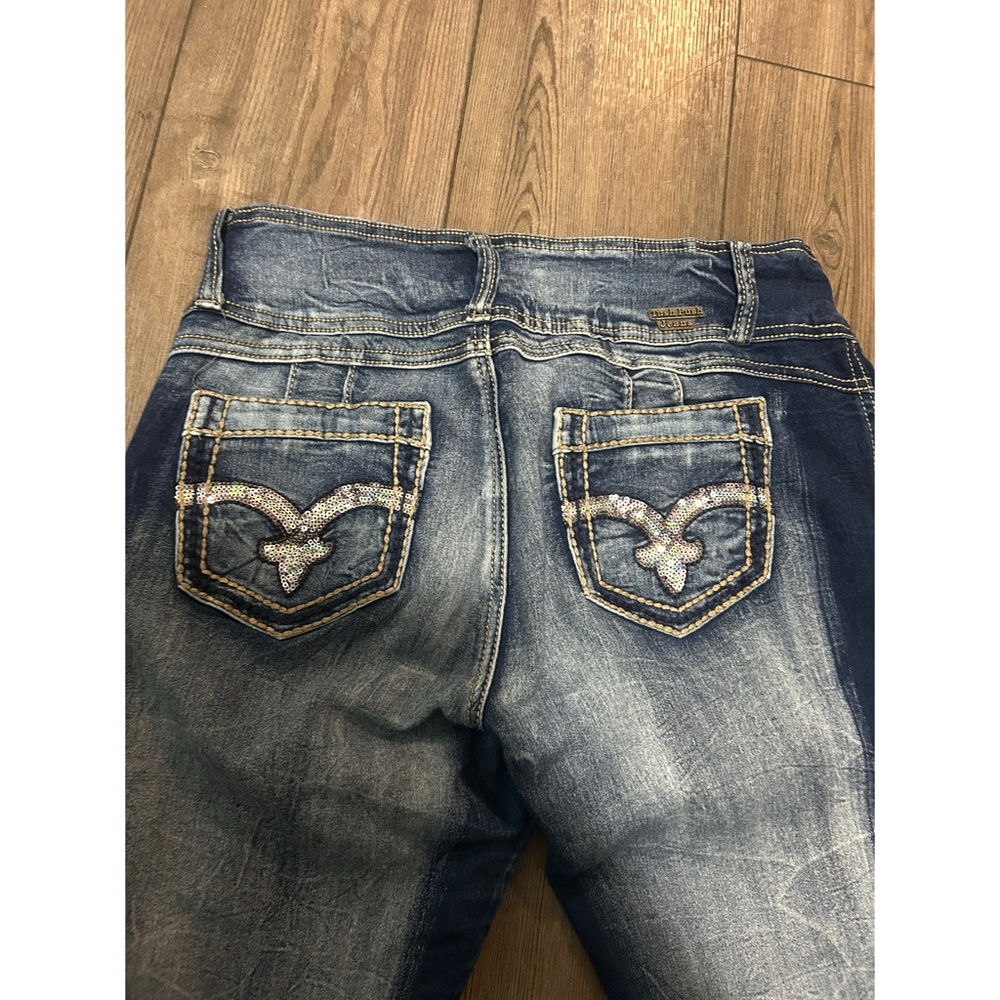 Elegant Dark Wash Jeans with Embellished Pockets
